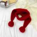 Detailaufnahme des roten Kinder Strickschals mit kuscheligen Pompons für kalte Wintertage. - Weinrot