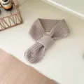 Gemütlicher beiger Kinder Strick-Kreuzschal, weicher warmer Woll-Kragen für Babys und Kleinkinder. - Strickschal / Beige
