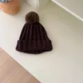 Dunkelbraune Kinder Strickmütze mit Bommel, warme Winter Mütze für Jungen und Mädchen. - Bommel Strickmütze / Kaffeebraun