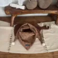 Gemütliches braunes Blumendekor Kleinkind Dreieckstuch Winter warmer Babyschal mit Bommeln. - Hakenball Stil / Prunkwinde Braun