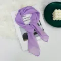 Detailansicht eines eleganten lila dünnen kleinen Seidenschals, stilvolles Halsaccessoire. - 60*60cm / Hellviolett