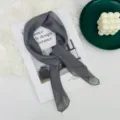 Piccolo fazzoletto quadrato in seta sottile grigio scuro da donna, elegante dettaglio di foulard. - Grigio scuro
