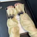 Vue détaillée de manchons jaunes transparents avec tissu léger et jolis nœuds papillon noirs. - Taille unique / Manches en Maille à Noeud Noir - Vert Fruit