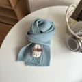 Winterlicher warmer Strickschal Detailansicht mit süßem Plüschhasen in hellem Blau. - Aqua