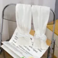Vue détaillée des manches de protection solaire en soie glacée blanche avec nœud doux. - Taille unique / Jaune Oie