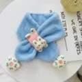 Süßer Plüsch-Kinderwinterschal Detail mit gesticktem Kaninchen und weichem Kunstfell. - Hockendes Kaninchen / Blau