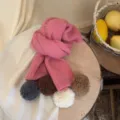 Detail van kinder gebreide sjaal met zachte roze wol en kleurrijke pompons voor koude winter. - J4 Pom Pom Sjaal-Roze Rood