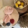 Détail écharpe en tricot rose pour enfants avec pompons colorés pour un look chaud et chic. - Écharpe Pom Pom J4-Rose