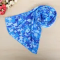 Asciugamano rinfrescante sport allenamento attivita esterne tessuto camo digitale blu dettaglio. - Celeste