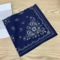 Pañuelo cuadrado azul oscuro de algodón puro 58cm estilo coreano con elegante patrón floral. - Pañuelo Cuadrado de Algodón 58*58Y / Patrón Paisley Ondulado Azul Marino
