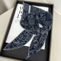 Μπλε σκούρο τριγωνικό μαντήλι με σχέδιο paisley και κομψή λευκή δαντελωτή άκρη. - Τριγωνικό Μαντήλι Δαντέλας / Cookie Paisley Navy