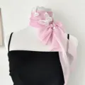 Vista dettagliata della sciarpa in chiffon rosa con delicate farfalle ricamate bianche. - Sciarpa Tre Farfalle - Rosa Vivo