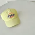 Vista detallada de la gorra de béisbol amarilla para niños con bordado colorido. - Circunferencia de la Gorra 50-52cm / Amarillo Limón