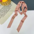 Lungo nastro sciarpa in seta rosa a pois gialli, elegante accessorio per capelli foulard versatile. - Rosa Grandi Pois