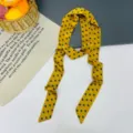 Elegante foulard in seta gialla con pois blu, nastro per capelli o cravattino. - Pois grandi giallo zenzero