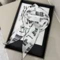 Ασπρόμαυρο τυπωμένο μεταξωτό μαντήλι λαιμού με κυματιστό τελείωμα, κομψό αξεσουάρ για γυναίκες. - Τριγωνικό Μαντήλι Δαντέλας / Dashed Stripe L Λευκό