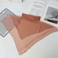 Nahaufnahme des atmungsaktiven Sonnenschutz-Gesichtsmasken mit Nackenschutz für den Sommer. - Karamell