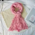 Detailansicht des rosa plissierten Chiffonschals, zarte Textur und weicher Stoff. - Dreistreifiger Plissierter Schal / Rosa