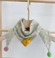 Nahaufnahme des Baby-Baumwoll-Karoschals mit süßem gelben Kaninchenpuppe und Bommeln. - Rosa Grün Kaninchen Karo Dreieckstuch