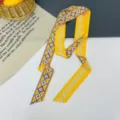 Lungo foulard twilly in seta gialla con motivo geometrico e floreale per donna elegante. - Doppio Lato Rombo Floreale Giallo