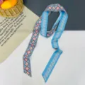 Vista dettagliata di un lungo nastro di seta blu con motivi geometrici e floreali. - Doppio Lato Rombo Floreale Blu
