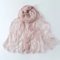 Leggera sciarpa in tulle stropicciato rosa con bordo arricciato, copricapo traspirante in crespo. - Rosa nude