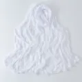 Dettaglio sciarpa stropicciata bianca trasparente, tessuto leggero traspirante con volant. - Bianco