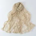Sciarpa lunga tinta unita in chiffon stropicciato lucido, traspirante e molto morbida. - Beige