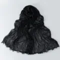 Dettaglio sciarpa trasparente stropicciata nera, tessuto leggero traspirante, bordo ondulato. - Nero