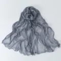Lunga sciarpa trasparente in crêpe a bolle grigio chiaro con bordo ondulato morbido - Grigio scuro
