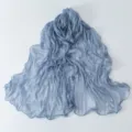 Helles, blaues, schimmerndes, plissiertes Schal mit Kräuselsaum weicher, atmungsaktiver Sommer - Denim-Blau