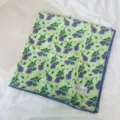 Koreanischer Baumwoll-Blumen-Quadratschal, Vintage grünes Halstuch mit blauer Spitzenkante. - Grün Lila Blumig