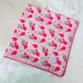 Detailansicht eines rosa Baumwoll-Kopftuchs mit Blumenmuster und feiner Spitzenborte. - Rosa Rosen