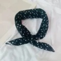 Schwarzes florales Baumwoll-Quadratuch, Vintage-Haaraccessoire und stilvolles Halstuch für Damen. - Schwarz Tulpe