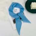 Dettaglio foulard in chiffon blu, elegante accessorio quadrato leggero in colori caramella. - Blu lago