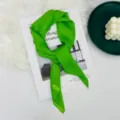 Foulard di seta verde brillante da donna, sciarpa da collo leggera color caramella e stile. - Verde Brillante