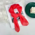 Foulard quadrato rosso in chiffon da donna, elegante foulard leggero e accessorio per capelli. - Rosso anguria