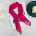 Foulard di seta rosa vivo, leggero fazzoletto da collo per donna, accessorio elegante. - Rosso rosa