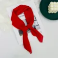 Sciarpa di seta rossa da donna, fazzoletto leggero, elegante accessorio quadrato chic. - Rosso Brillante