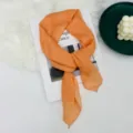 Foulard quadrato in seta arancione da donna, sciarpa sottile color caramella, accessorio elegante. - Arancione