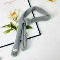 Grauer gestrickter schmaler Schal, vielseitiger Frühlings- und Herbst-Halswärmer - 4*125 Runder Schal / Hellgrau