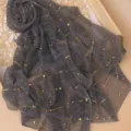 Nahaufnahme des plissierten glitzernden Paillettenschals mit goldenen quadratischen Akzenten. - Dunkelgrau