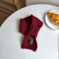 Vista detallada de la bufanda cruzada de punto para niños con lindo detalle de setas - Burdeos