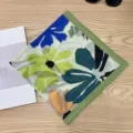 Detalle de primer plano de un pañuelo cuadrado pequeño de algodón con flores. - Pañuelo Cuadrado de Algodón 58*58Y / Gran Hoja Verde Floral Borde Verde