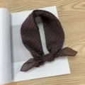 Detalle de pañuelo cuadrado de algodón marrón, elegante accesorio retro de primavera. - Pañuelo Cuadrado de Algodón 58*58Y / Cuadrícula Ordenada Floral Café