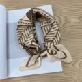 Primer plano del pañuelo cuadrado de algodón geométrico marrón retro, accesorio elegante. - Pañuelo Cuadrado de Algodón 58*58Y / Patchwork Geométrico Beige Marrón