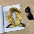 Pañuelo cuadrado de algodón con lunares, elegante pañuelo retro y diadema para mujer. - Pañuelo Cuadrado de Algodón 58*58Y / Lunares Medianos Amarillo Borde Café