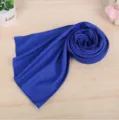 Toalla deportiva refrescante azul para fitness y yoga. Secado rápido y material absorbente de sudor. - 30x80cm / Azul marino