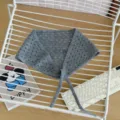 Bufanda triangular de punto calado estilo coreano, pañuelo ligero y transpirable. - Gris