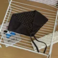 Pañuelo triangular de punto calado en marrón oscuro, bandana de pelo transpirable con lazos. - Café